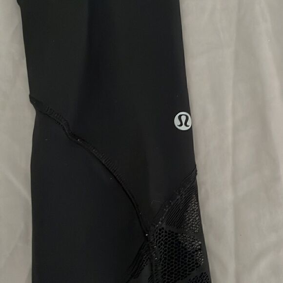 Lululemon black leggings 7/8 with lace inserts sz 2 - Picture 2 of 5